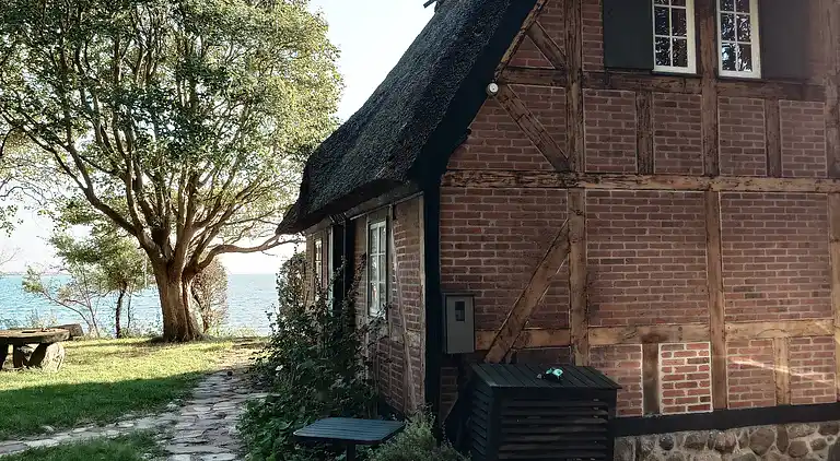 Historisk sommerhusidyl direkte ved vandet.