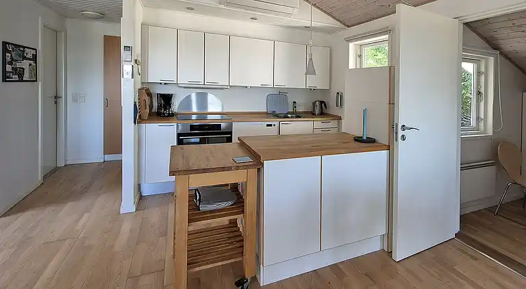 Sandkås med havudsigt, sandstrand og klipper