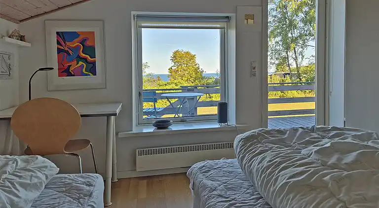 Sandkås med havudsigt, sandstrand og klipper