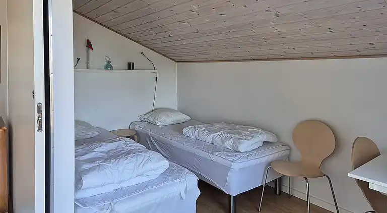 Sandkås med havudsigt, sandstrand og klipper