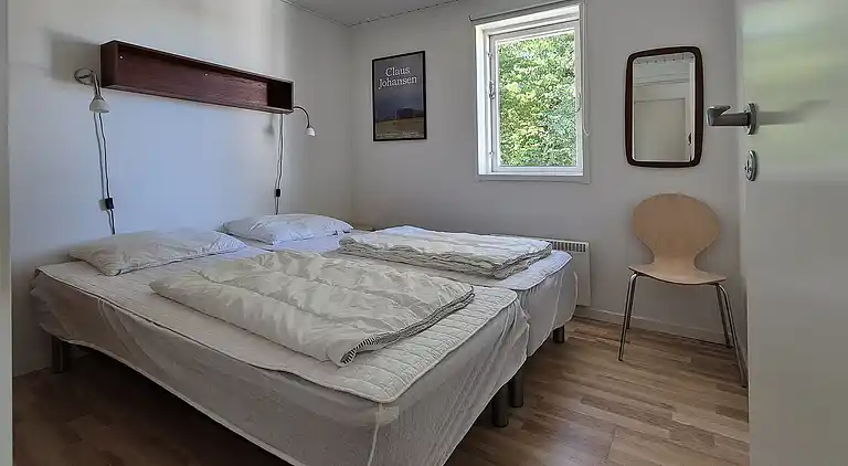 Sandkås med havudsigt, sandstrand og klipper