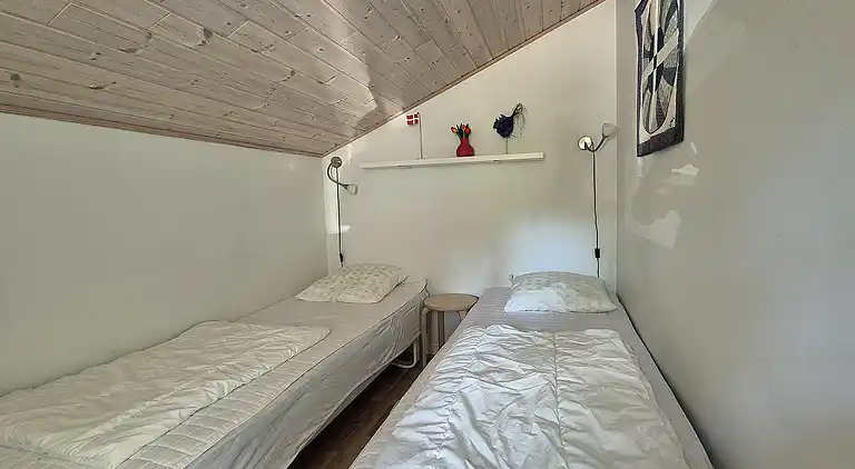 Sandkås med havudsigt, sandstrand og klipper