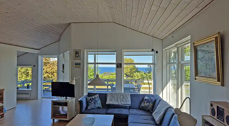 Sandkås med havudsigt, sandstrand og klipper