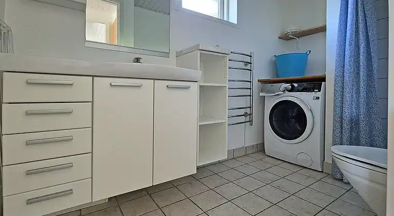 Sandkås med havudsigt, sandstrand og klipper