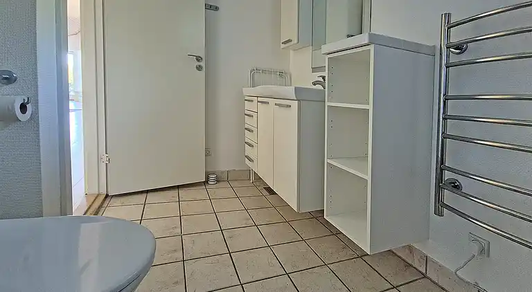 Sandkås med havudsigt, sandstrand og klipper