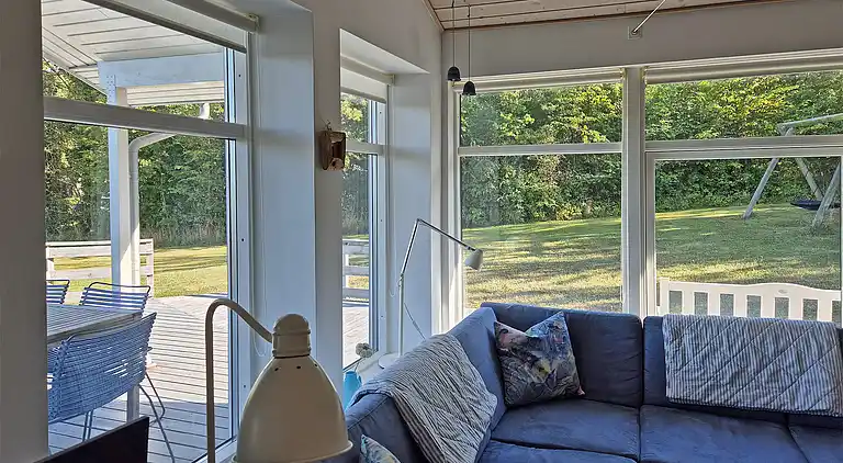 Sandkås med havudsigt, sandstrand og klipper