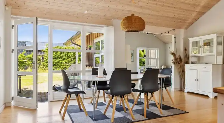 Skønt nyere sommerhus 4 minutter fra stranden