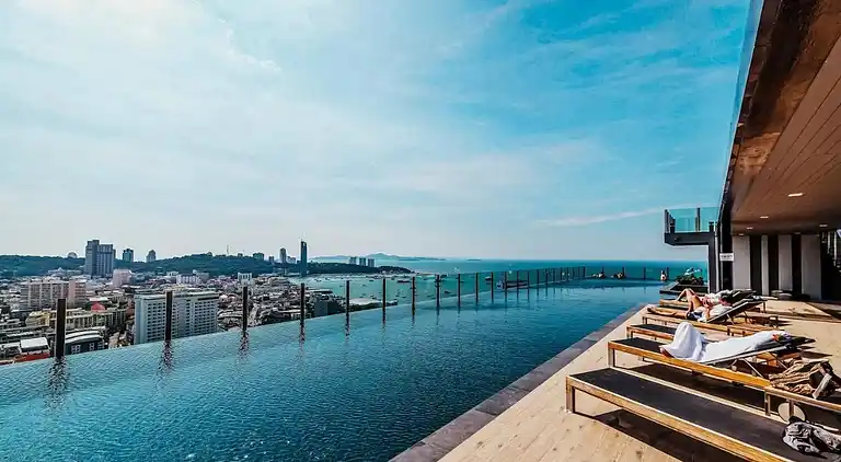 Tolle Lage mit Infinity-Pool - Zentral-Pattaya