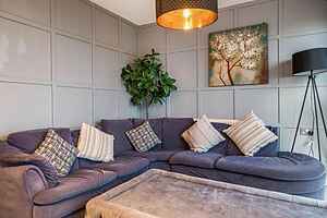 Modern Unit Near Canary Wharf