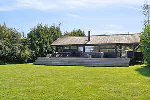 Bright, cozy summer house directly by the fjord