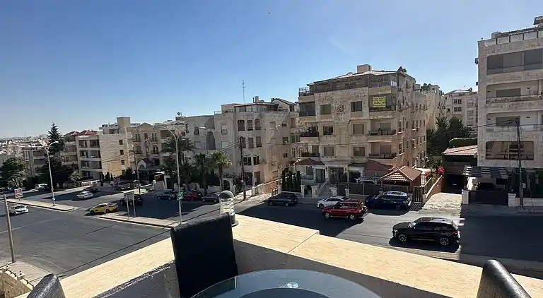 Charmantes Amman Apartment mit Elektroheizung und Poolzugang