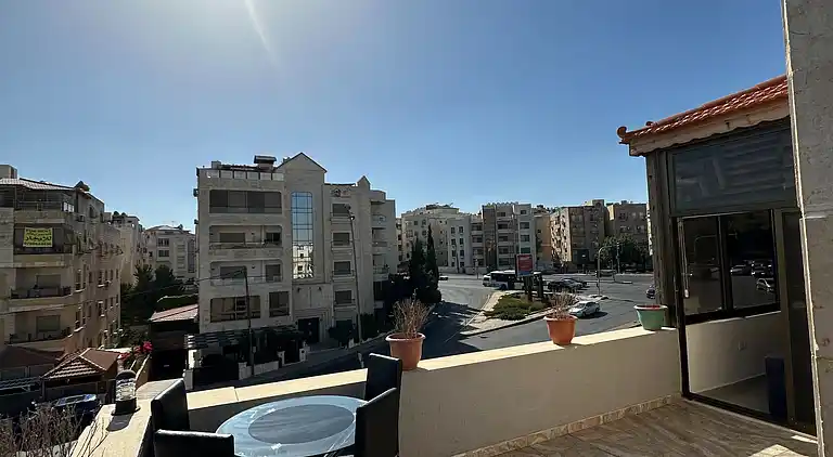 Charmantes Amman Apartment mit Elektroheizung und Poolzugang