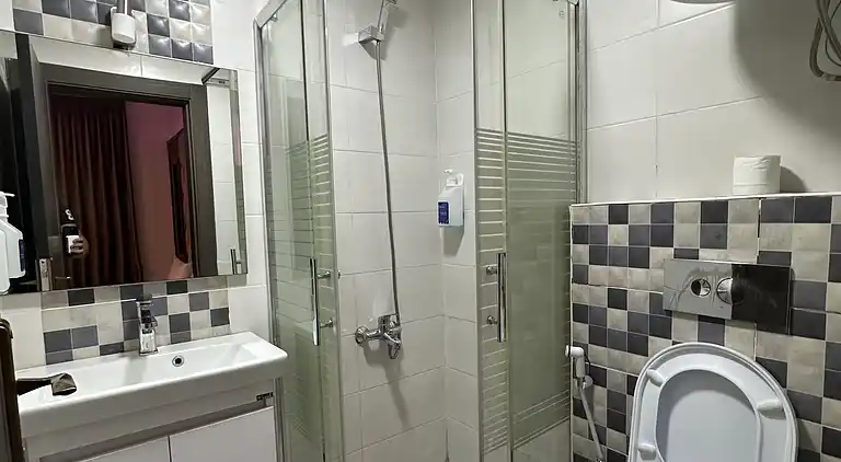 Charmantes Amman Apartment mit Elektroheizung und Poolzugang