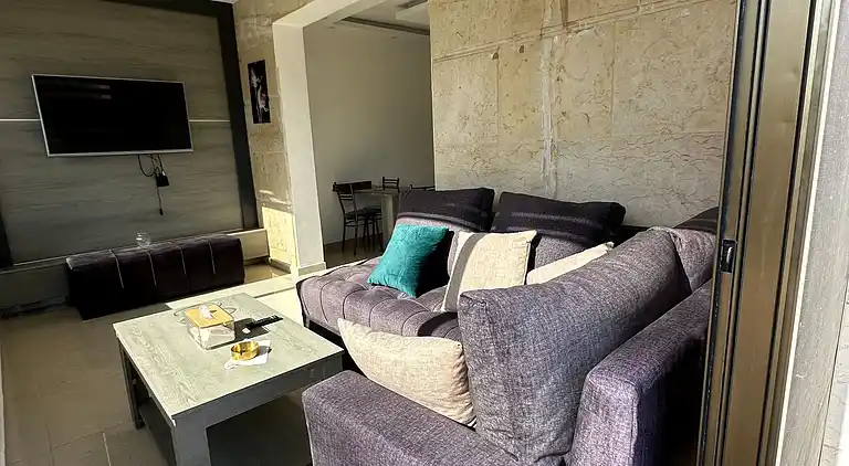 Charmantes Amman Apartment mit Elektroheizung und Poolzugang