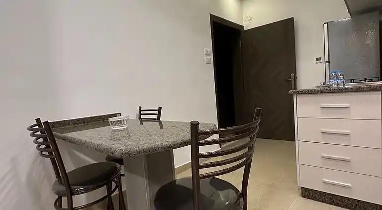 Charmantes Amman Apartment mit Elektroheizung und Poolzugang