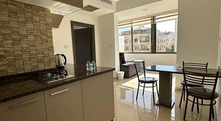 Charmantes Amman Apartment mit Elektroheizung und Poolzugang
