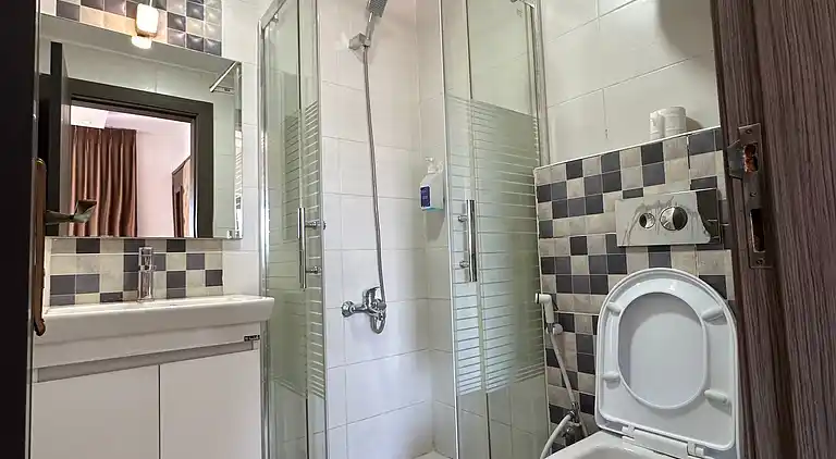 Charmantes Amman Apartment mit Elektroheizung und Poolzugang