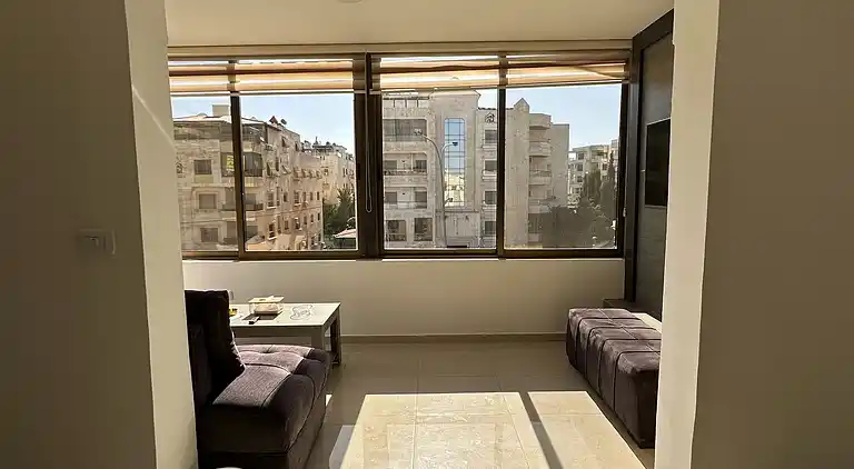 Charmantes Amman Apartment mit Elektroheizung und Poolzugang