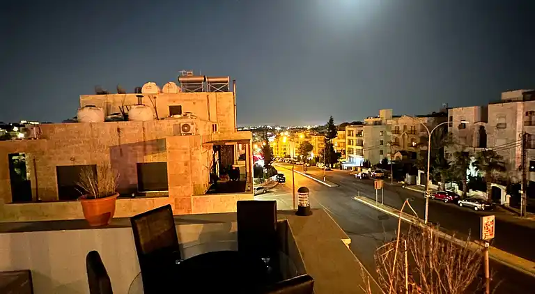 Charmantes Amman Apartment mit Elektroheizung und Poolzugang