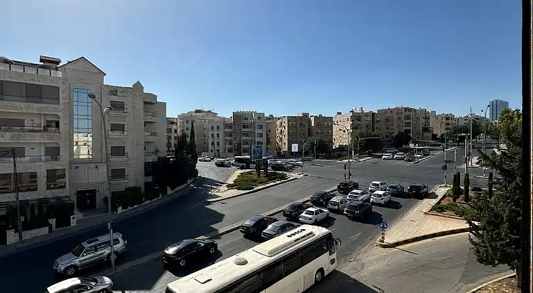 Charmantes Amman Apartment mit Elektroheizung und Poolzugang