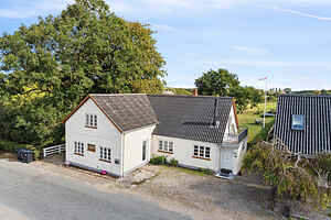 Hyggeligt og moderne hus i rolige omgivelser