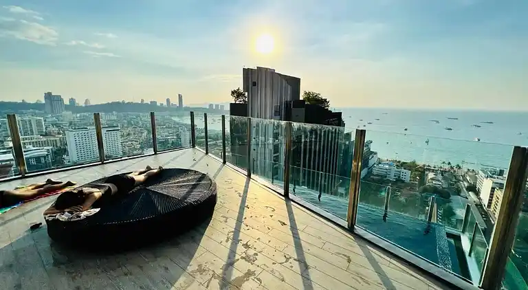 Tolle Lage mit Infinity-Pool - Zentral-Pattaya