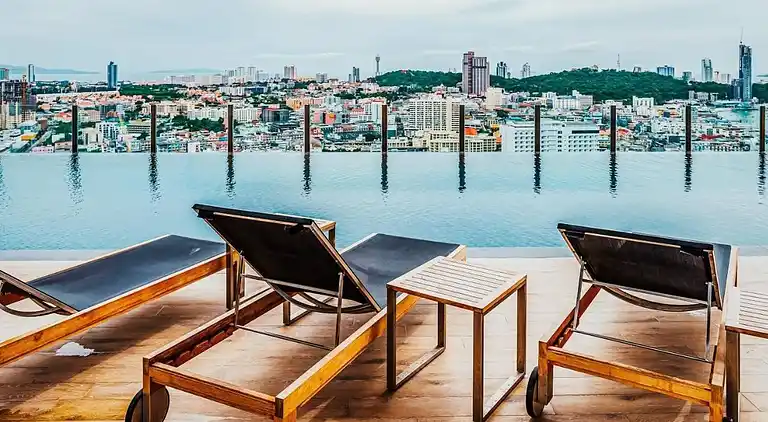 Tolle Lage mit Infinity-Pool - Zentral-Pattaya