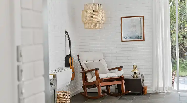 Nyistandsat sommerhus beliggende på naturgrund