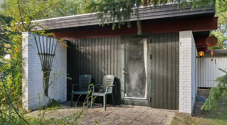 Nyistandsat sommerhus beliggende på naturgrund