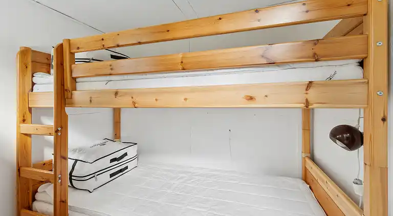 Nyistandsat sommerhus beliggende på naturgrund