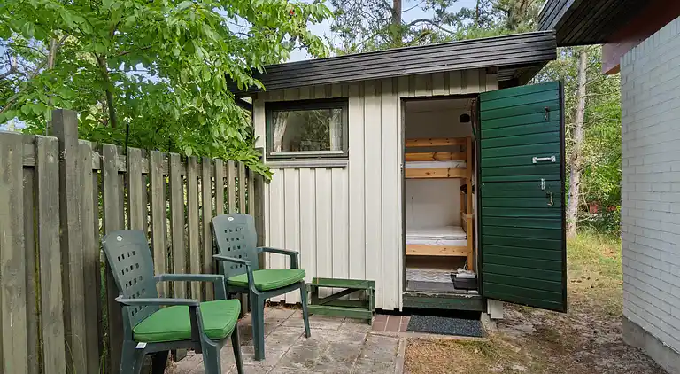 Nyistandsat sommerhus beliggende på naturgrund