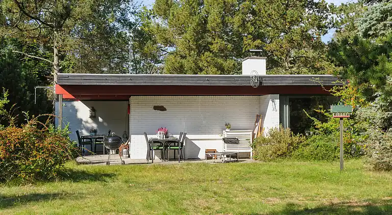 Nyistandsat sommerhus beliggende på naturgrund