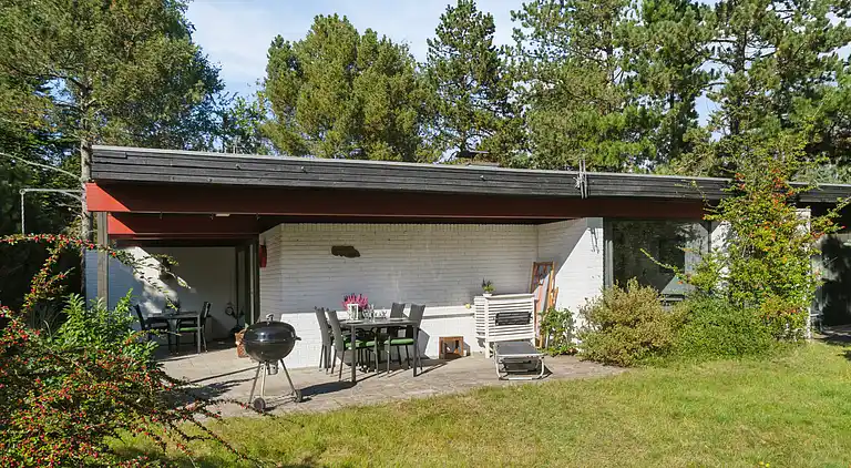 Nyistandsat sommerhus beliggende på naturgrund