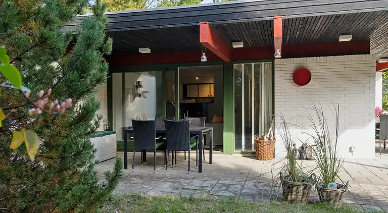 Nyistandsat sommerhus beliggende på naturgrund