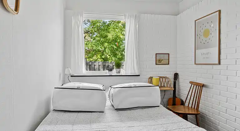 Nyistandsat sommerhus beliggende på naturgrund