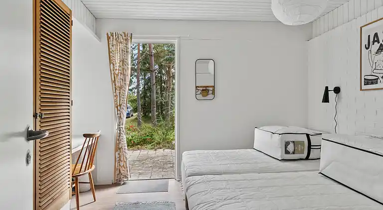 Nyistandsat sommerhus beliggende på naturgrund