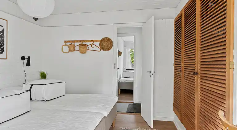 Nyistandsat sommerhus beliggende på naturgrund