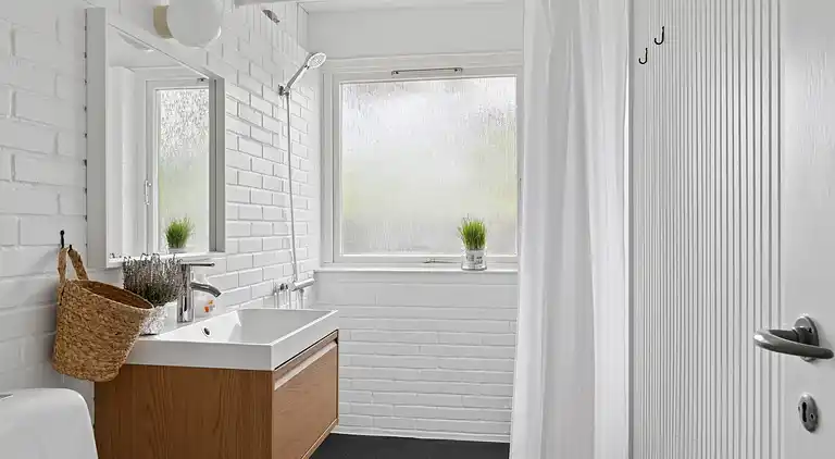 Nyistandsat sommerhus beliggende på naturgrund