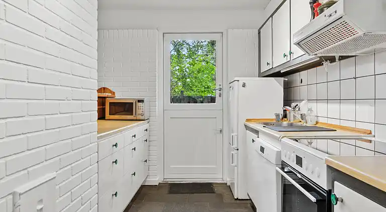 Nyistandsat sommerhus beliggende på naturgrund