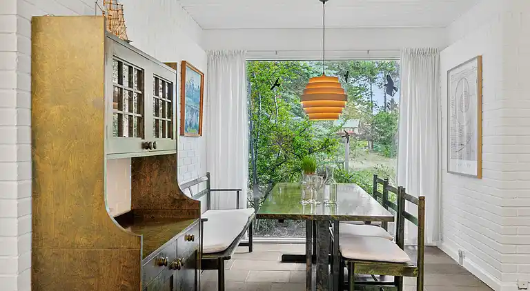 Nyistandsat sommerhus beliggende på naturgrund