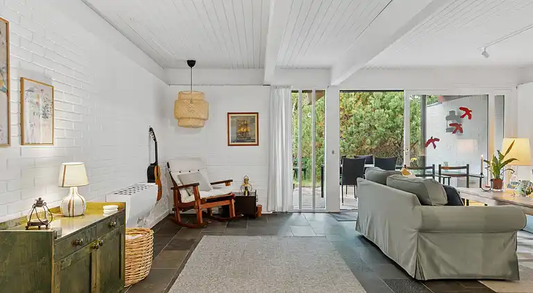 Nyistandsat sommerhus beliggende på naturgrund