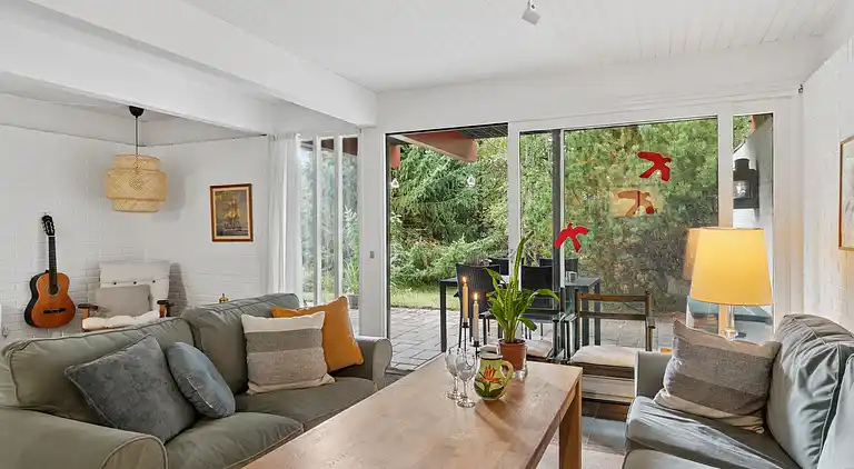 Nyistandsat sommerhus beliggende på naturgrund