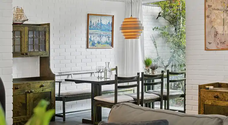 Nyistandsat sommerhus beliggende på naturgrund