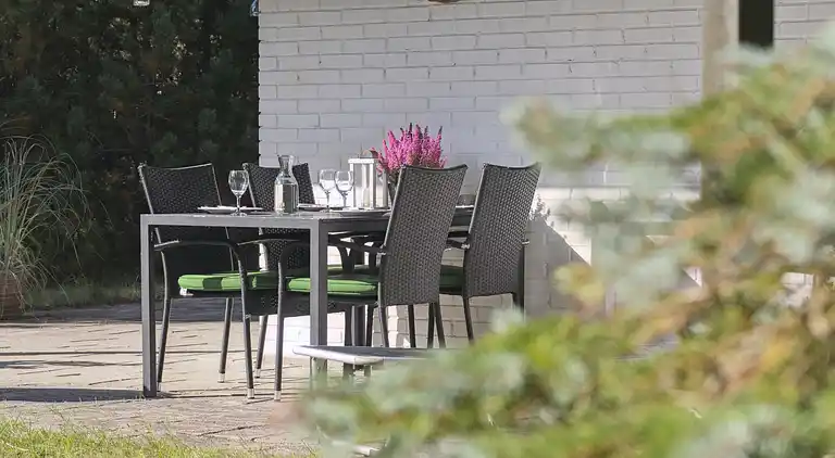 Nyistandsat sommerhus beliggende på naturgrund