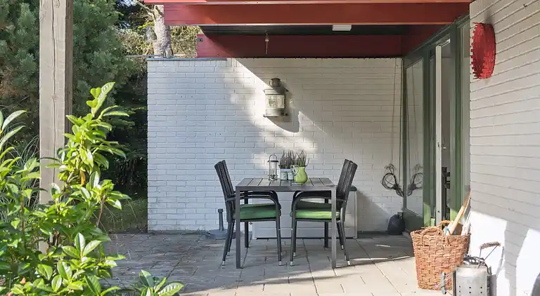 Nyistandsat sommerhus beliggende på naturgrund