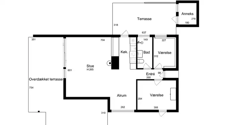 Nyistandsat sommerhus beliggende på naturgrund