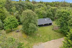 Holiday home with green oasis near the fjord