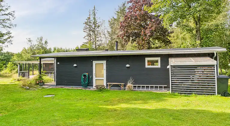 Casa renovada junto al agua y la naturaleza