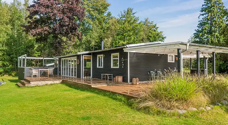 Casa renovada junto al agua y la naturaleza