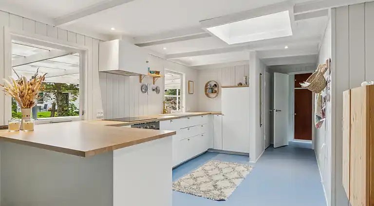 Casa renovada junto al agua y la naturaleza